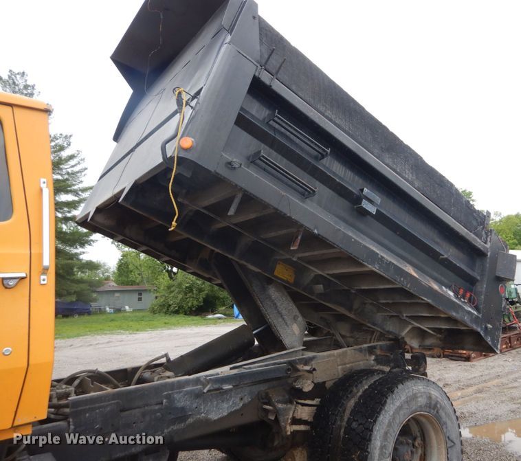 image for item IT9019 1990 Ford L8000  dump truck