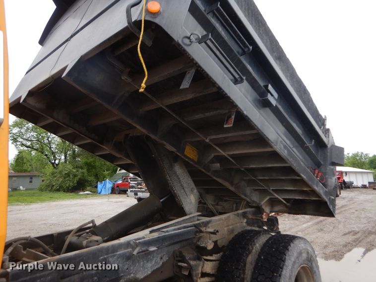 image for item IT9019 1990 Ford L8000  dump truck
