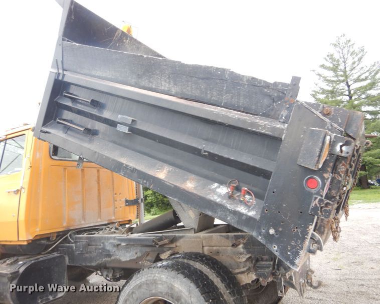 image for item IT9019 1990 Ford L8000  dump truck