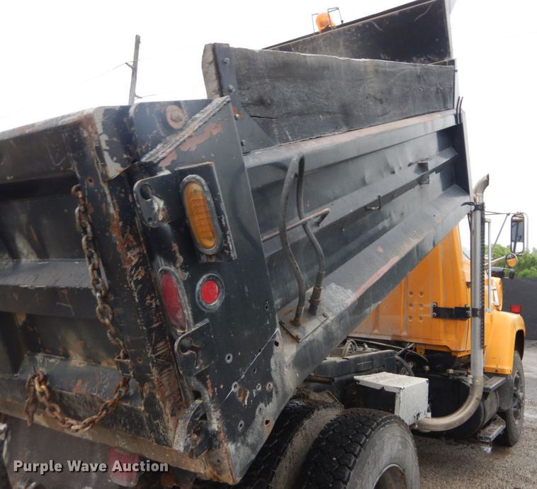 image for item IT9019 1990 Ford L8000  dump truck