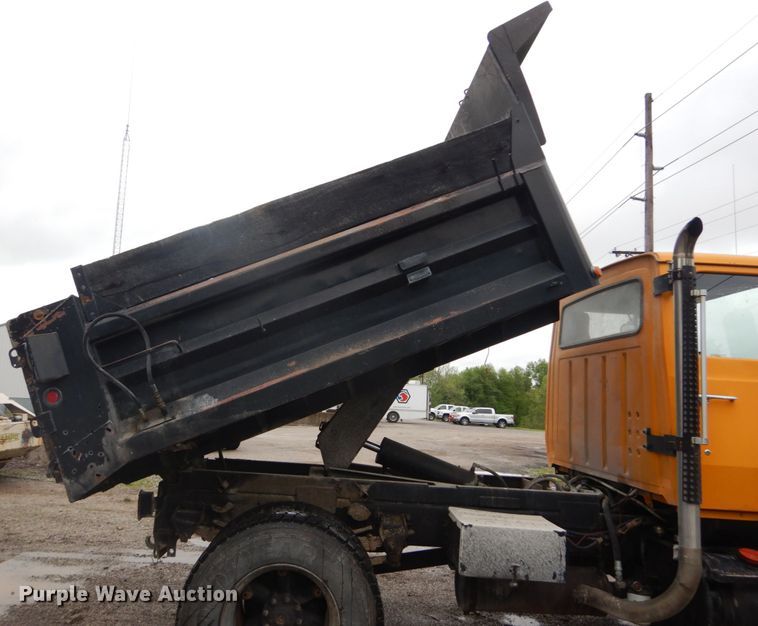 image for item IT9019 1990 Ford L8000  dump truck