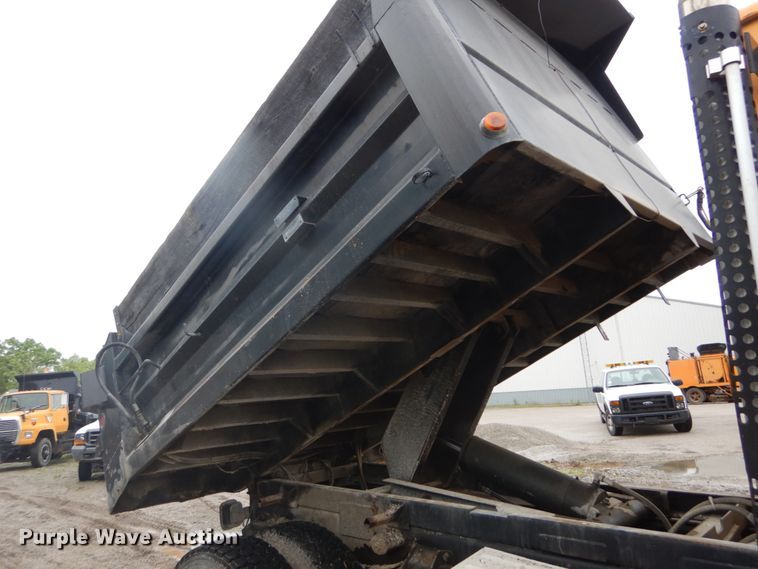 image for item IT9019 1990 Ford L8000  dump truck
