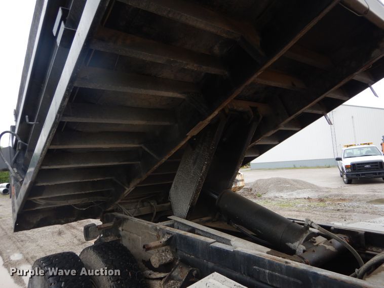 image for item IT9019 1990 Ford L8000  dump truck