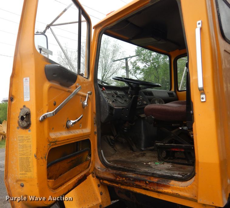 image for item IT9019 1990 Ford L8000  dump truck