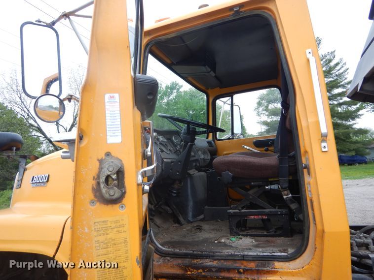 image for item IT9019 1990 Ford L8000  dump truck