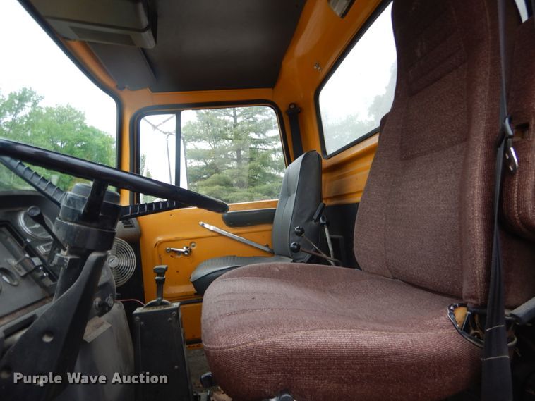 image for item IT9019 1990 Ford L8000  dump truck