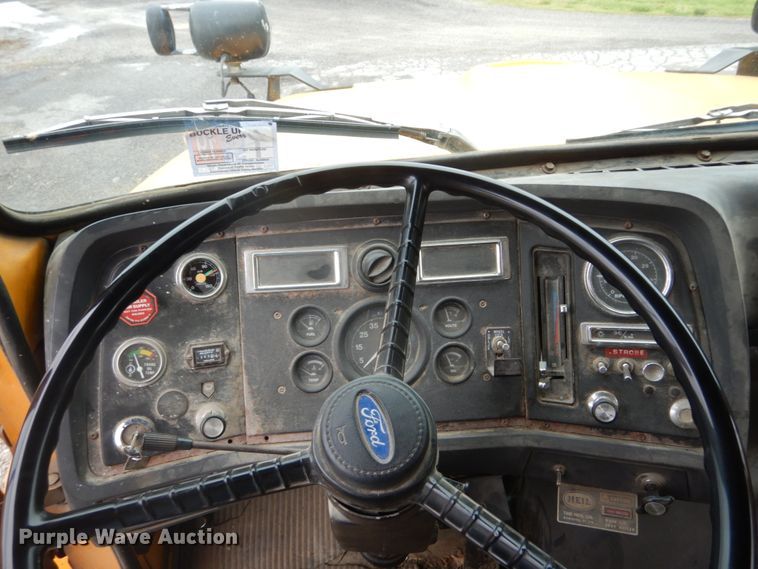 image for item IT9019 1990 Ford L8000  dump truck