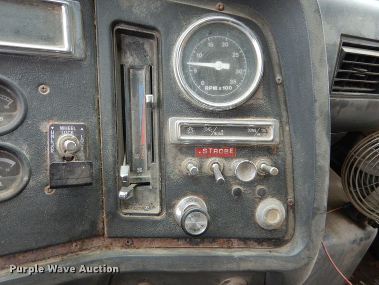 image for item IT9019 1990 Ford L8000  dump truck