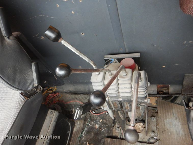 image for item IT9019 1990 Ford L8000  dump truck