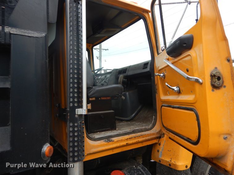 image for item IT9019 1990 Ford L8000  dump truck