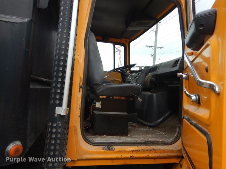 image for item IT9019 1990 Ford L8000  dump truck