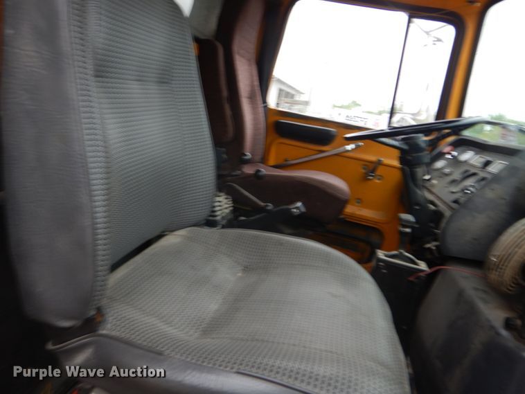 image for item IT9019 1990 Ford L8000  dump truck