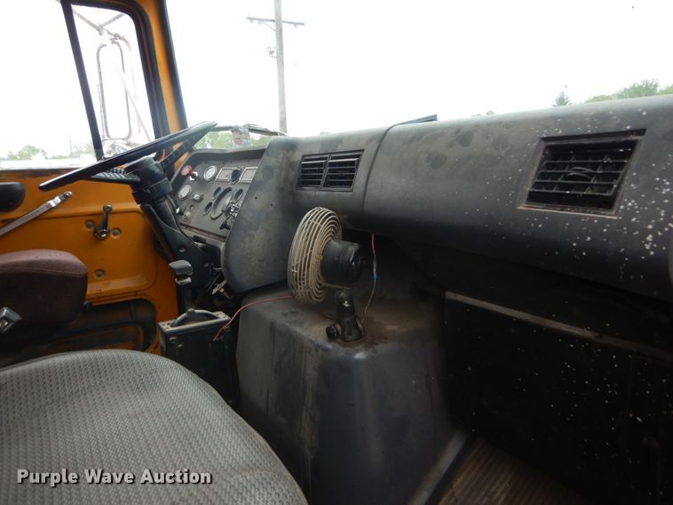 image for item IT9019 1990 Ford L8000  dump truck