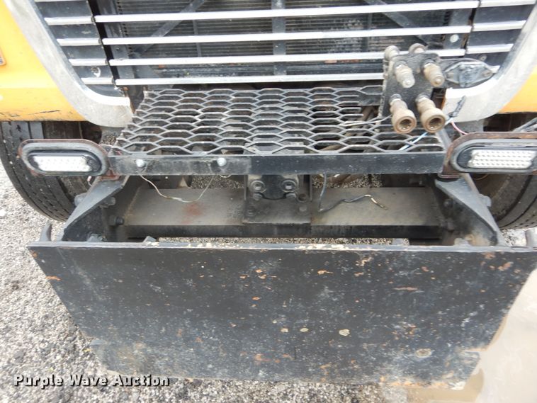 image for item IT9019 1990 Ford L8000  dump truck