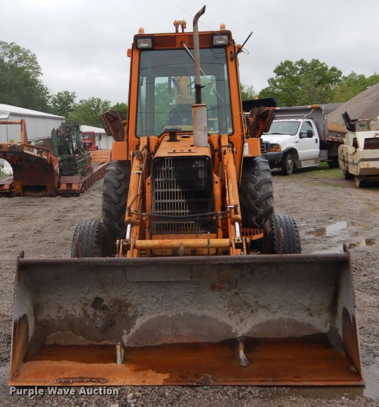 image for item IT9020 Ford DF8111  backhoe