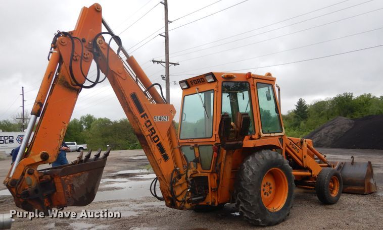 image for item IT9020 Ford DF8111  backhoe