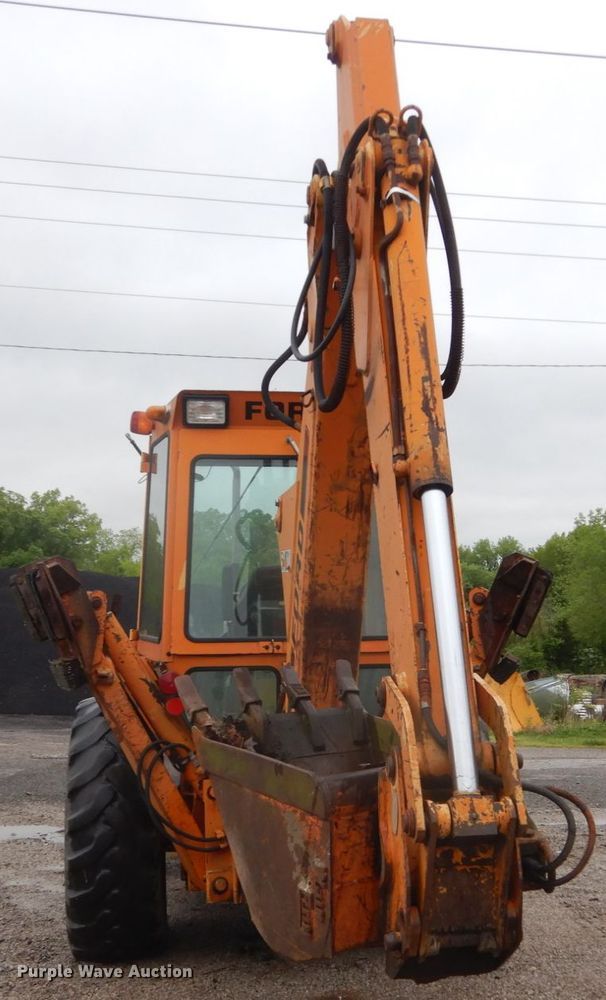 image for item IT9020 Ford DF8111  backhoe