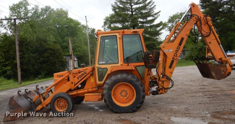 image for item IT9020 Ford DF8111  backhoe