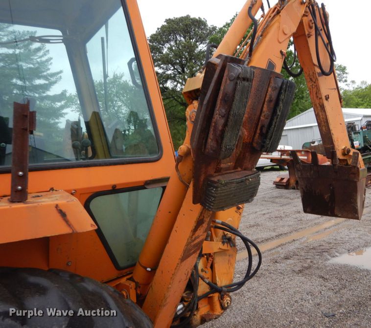 image for item IT9020 Ford DF8111  backhoe