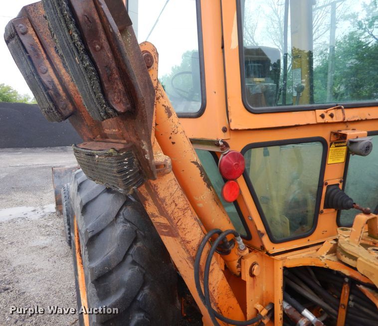 image for item IT9020 Ford DF8111  backhoe