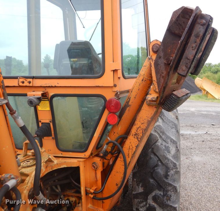 image for item IT9020 Ford DF8111  backhoe