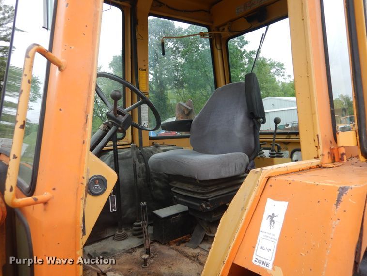 image for item IT9020 Ford DF8111  backhoe