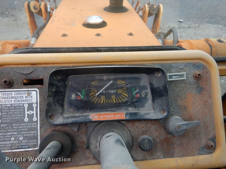 image for item IT9020 Ford DF8111  backhoe