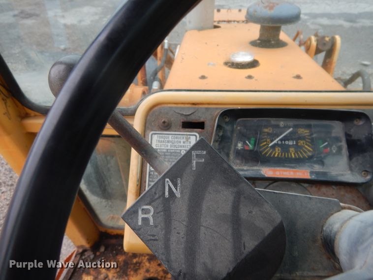 image for item IT9020 Ford DF8111  backhoe