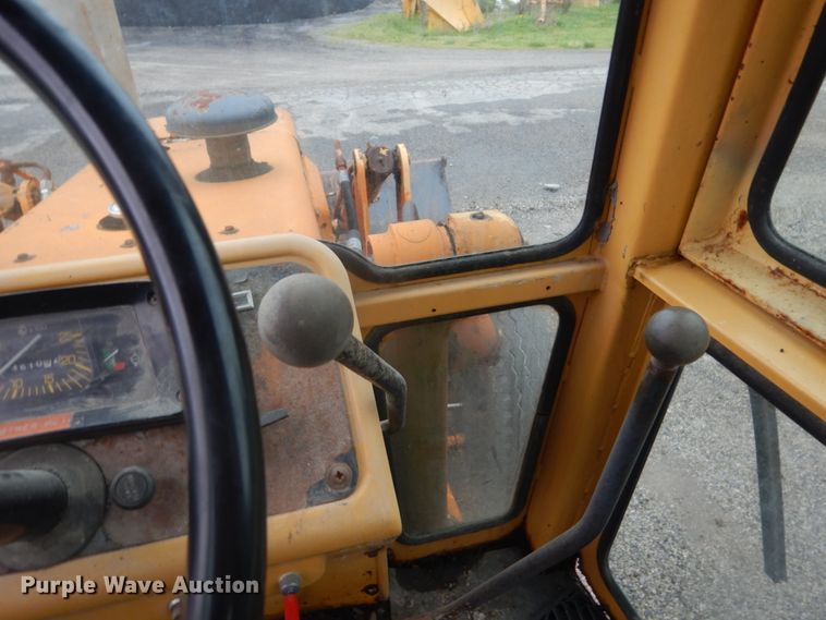 image for item IT9020 Ford DF8111  backhoe