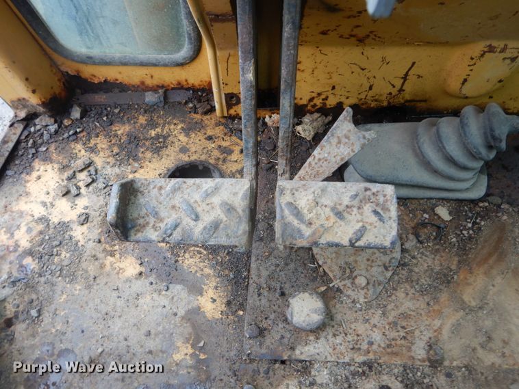 image for item IT9020 Ford DF8111  backhoe