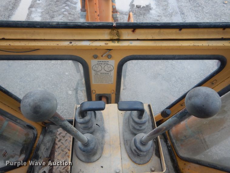 image for item IT9020 Ford DF8111  backhoe