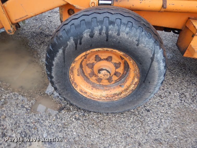 image for item IT9020 Ford DF8111  backhoe