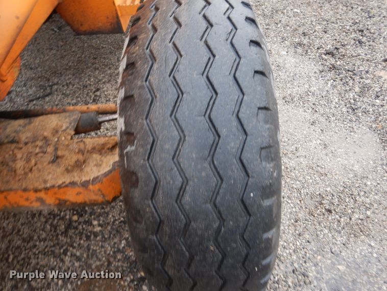 image for item IT9020 Ford DF8111  backhoe