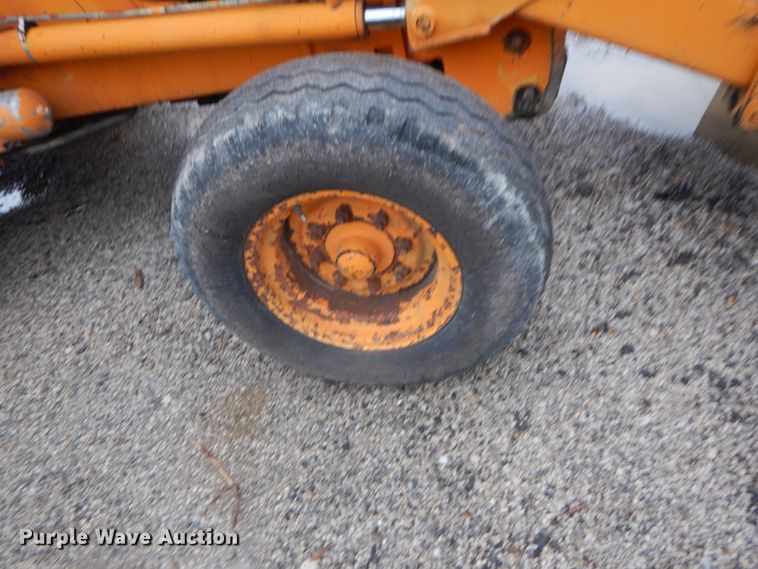 image for item IT9020 Ford DF8111  backhoe