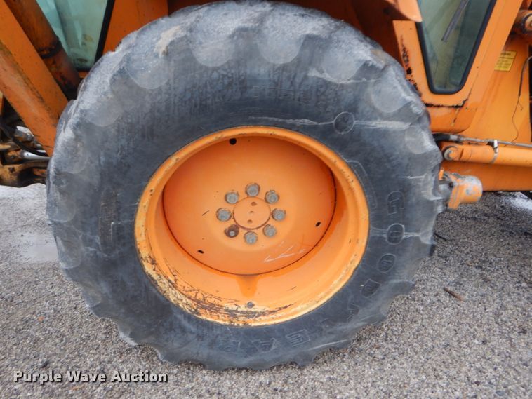 image for item IT9020 Ford DF8111  backhoe