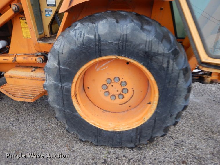 image for item IT9020 Ford DF8111  backhoe