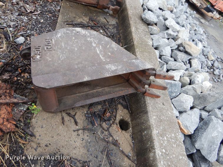 image for item IT9020 Ford DF8111  backhoe