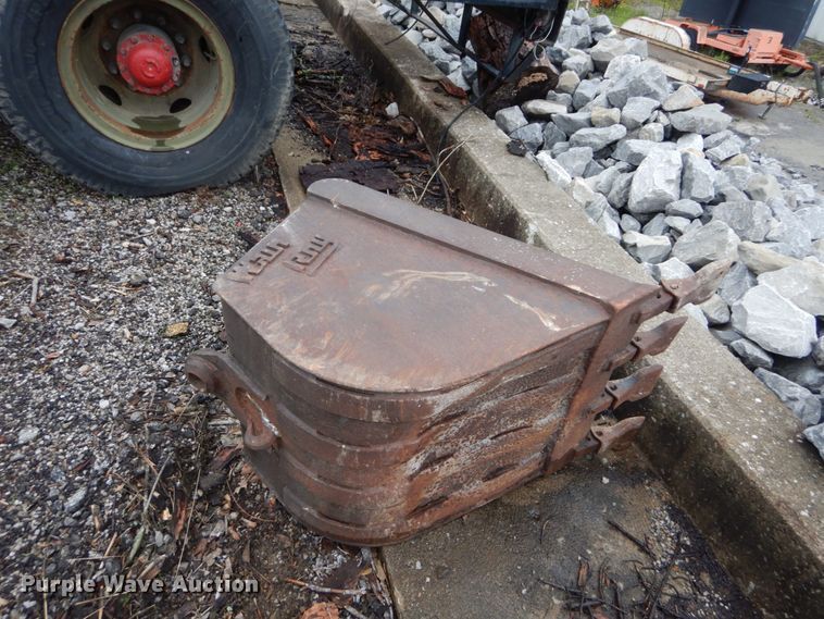 image for item IT9020 Ford DF8111  backhoe