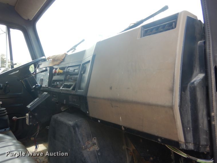 image for item IT9108 1994 International 4900  dump truck