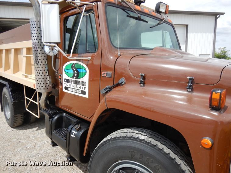 image for item IT9440 1987 International 1954  dump truck