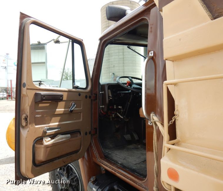 image for item IT9440 1987 International 1954  dump truck