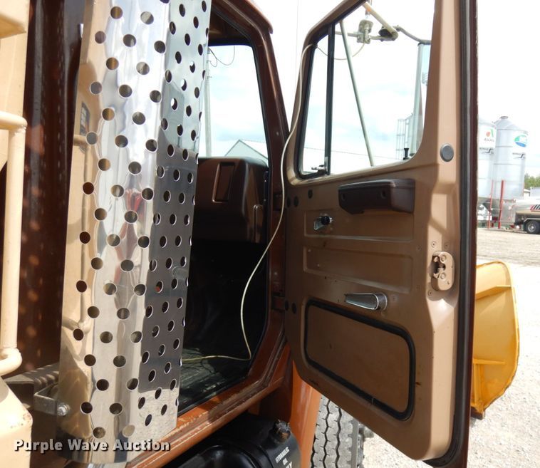 image for item IT9440 1987 International 1954  dump truck