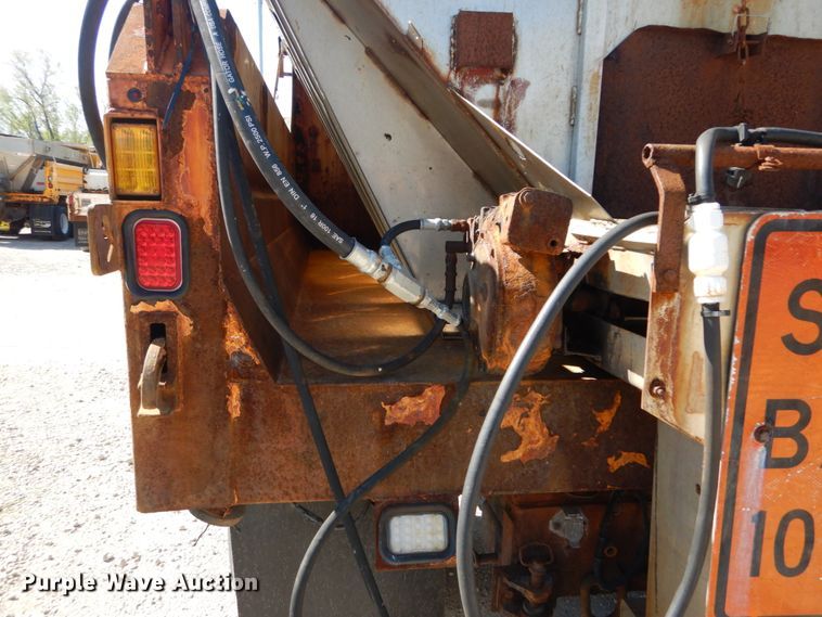 image for item IY9670 2000 International 4900  dump truck