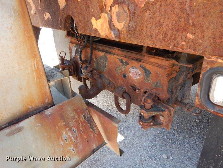 image for item IY9670 2000 International 4900  dump truck