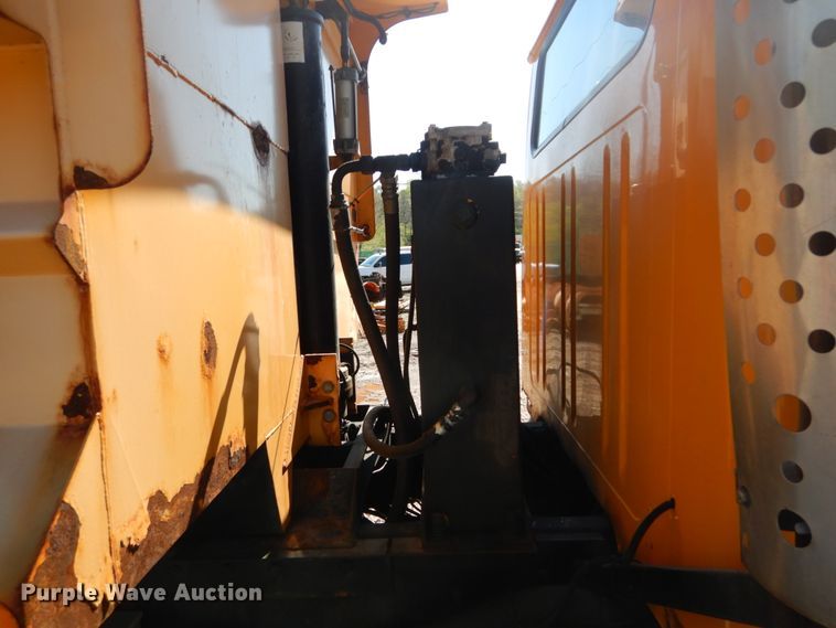 image for item IY9670 2000 International 4900  dump truck