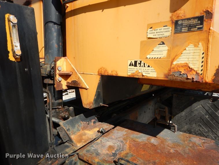 image for item IY9670 2000 International 4900  dump truck