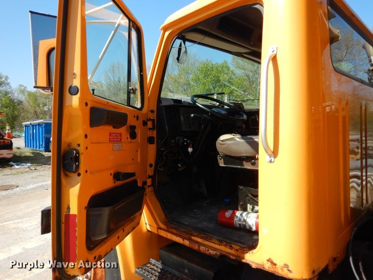 image for item IY9670 2000 International 4900  dump truck