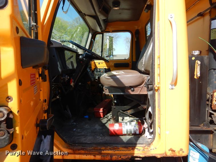 image for item IY9670 2000 International 4900  dump truck