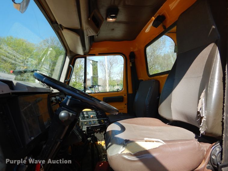 image for item IY9670 2000 International 4900  dump truck