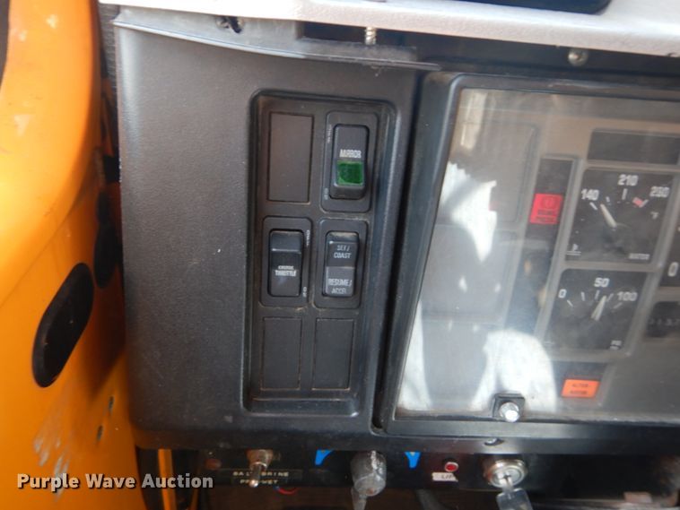 image for item IY9670 2000 International 4900  dump truck